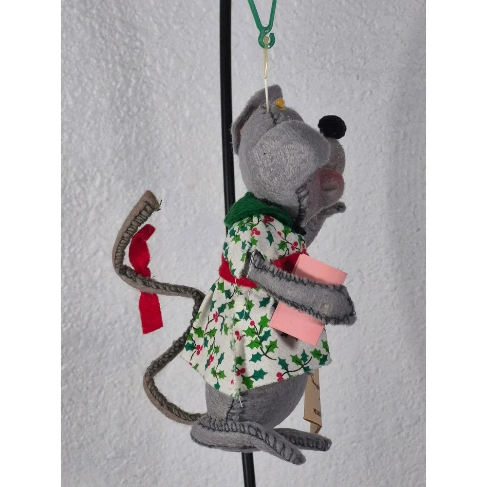 1982 Rennoc Santakins Marianna Mouse Poseable Felt Christmas Ornament Tag